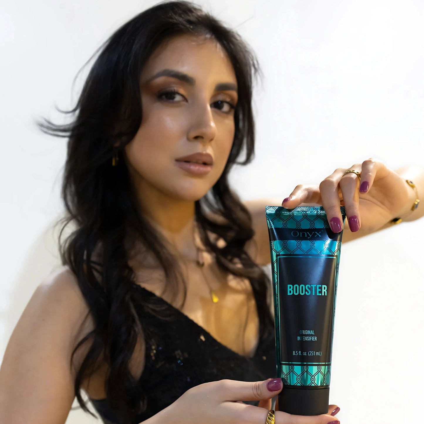 Mirror selfie with Onyx Booster tan maximizer, a perfect bronzer-free formula for natural skin darkening.