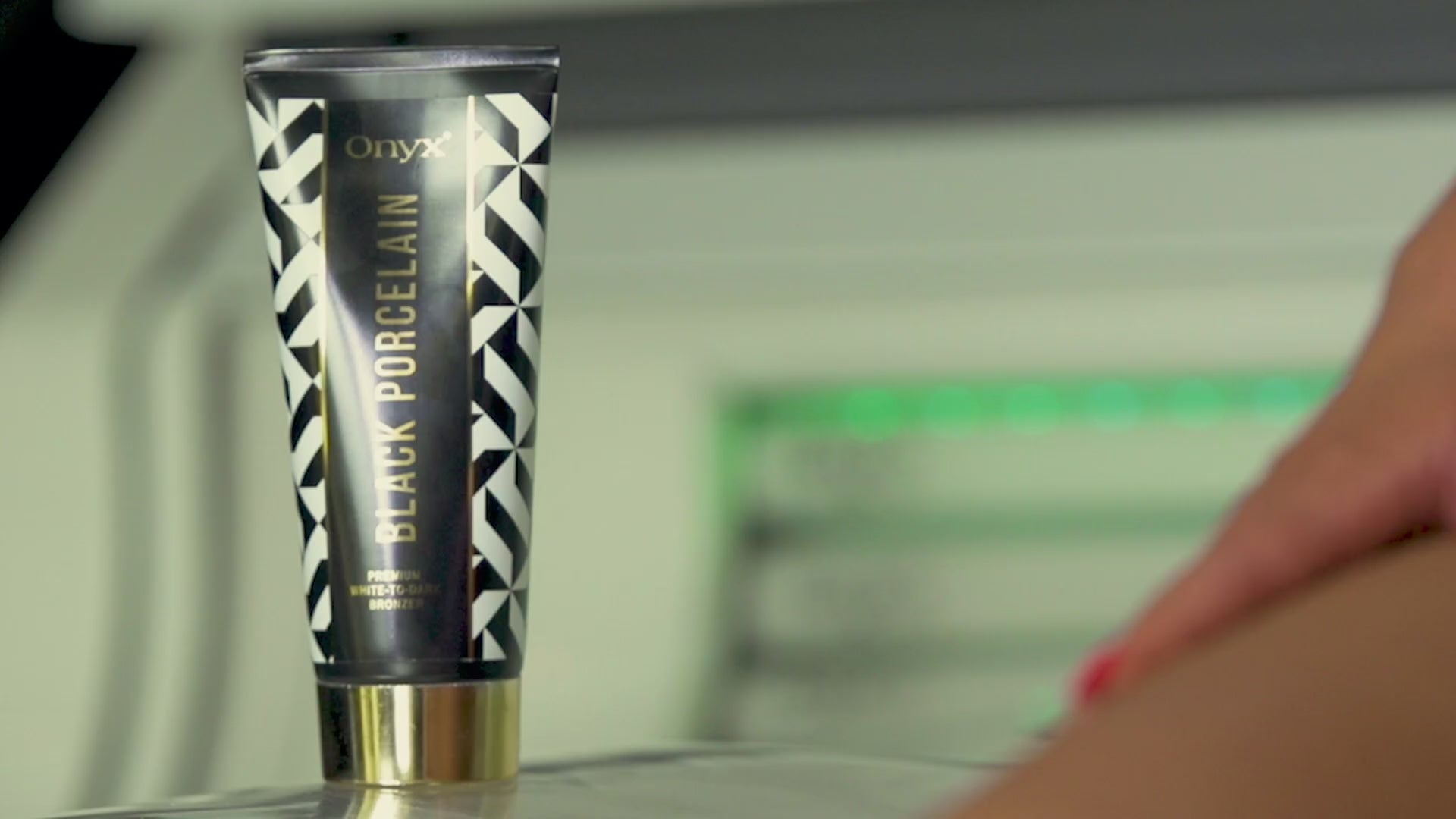 Get a flawless tan with Porcelain tanning lotion, formulated to provide a deep, streak-free bronze glow while keeping the skin ultra-hydrated and soft.