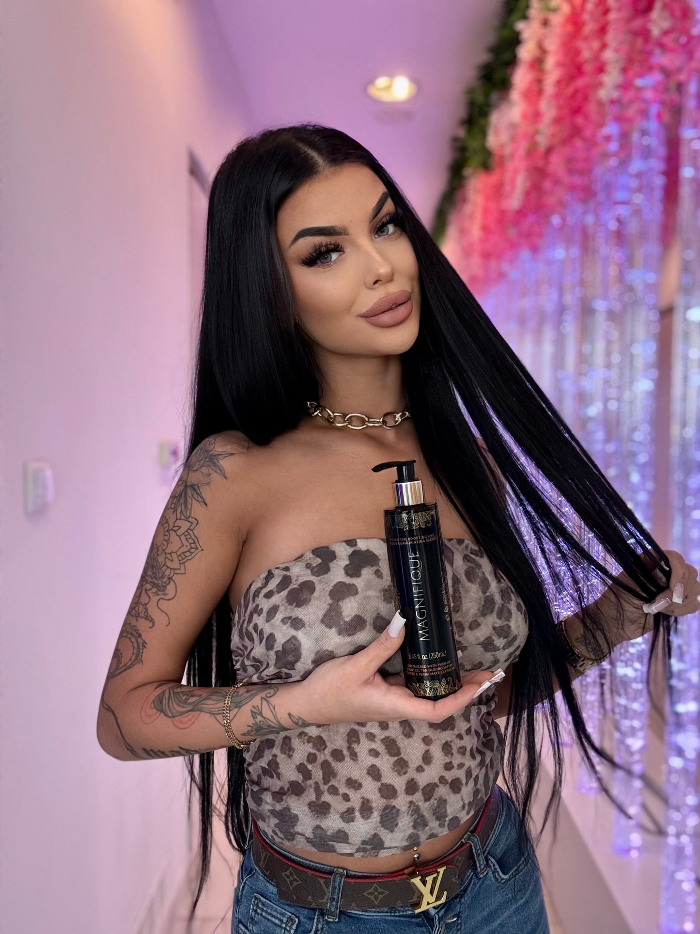 Woman holding Onyx Magnifique in a tanning salon